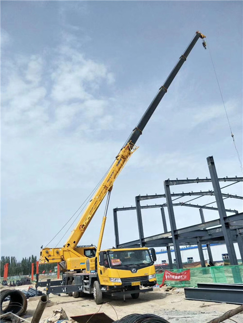 淇滨区超高层建筑钢结构吊装案例